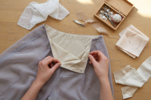 Comment doubler un pantalon transparent : la technique simple qui le rend enfin portable