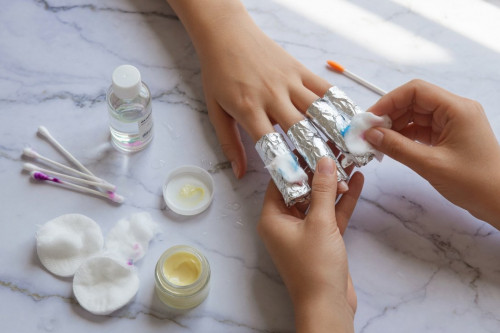 Comment enlever du vernis semi permanent facilement à la maison